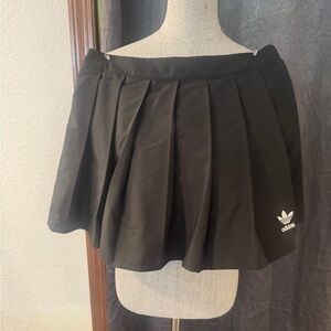 Adidas Black Pleated Mini tennis Skirt Sz 10. Zip side. Like new